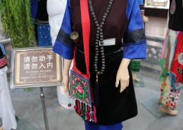 大理挖色白族老年“赶会”女服.jpg